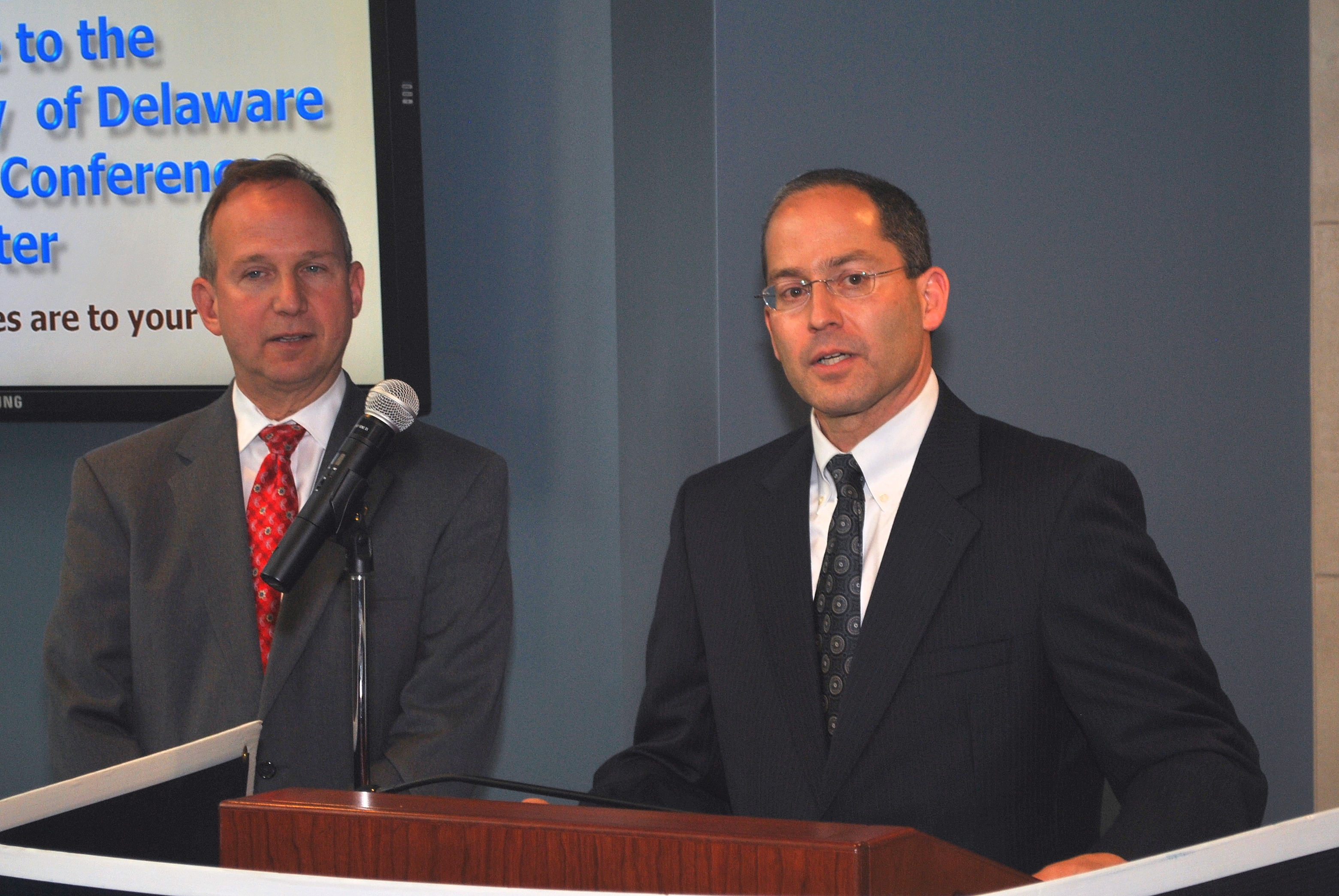 Senator Mike Katz delivering an address on Delaware's economy at the Medical Society of Delaware